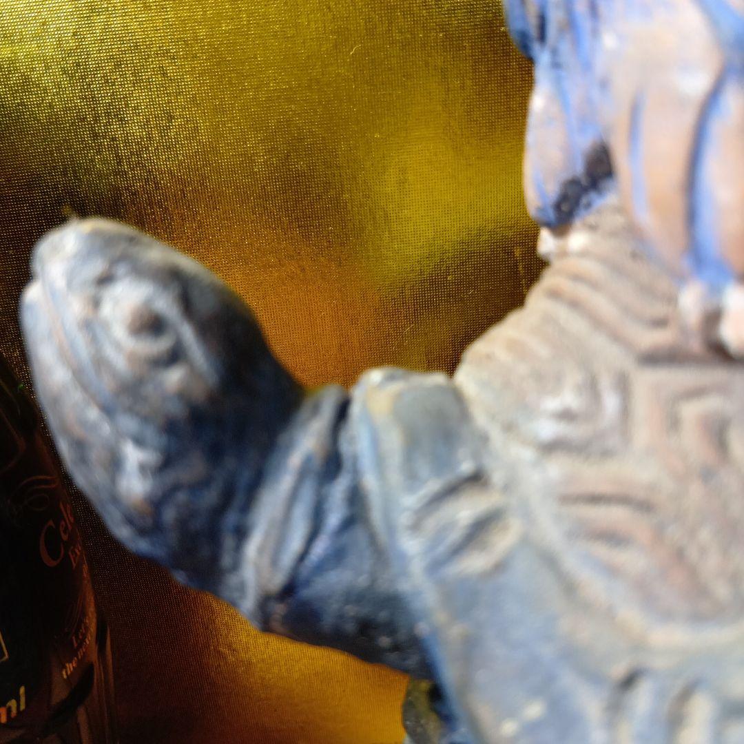 亀の上に立つ人物像 置物