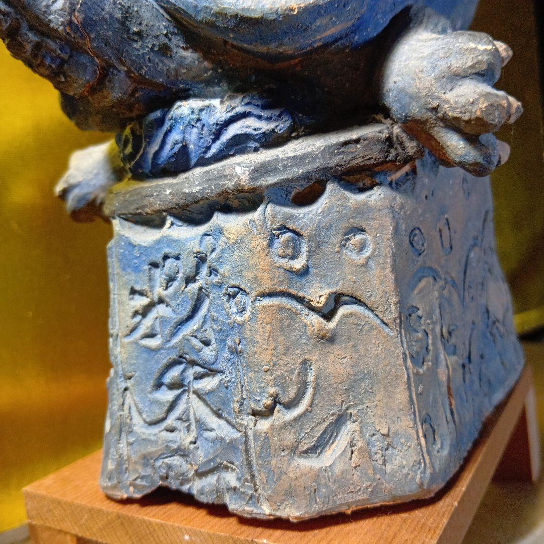 亀の上に立つ人物像 置物