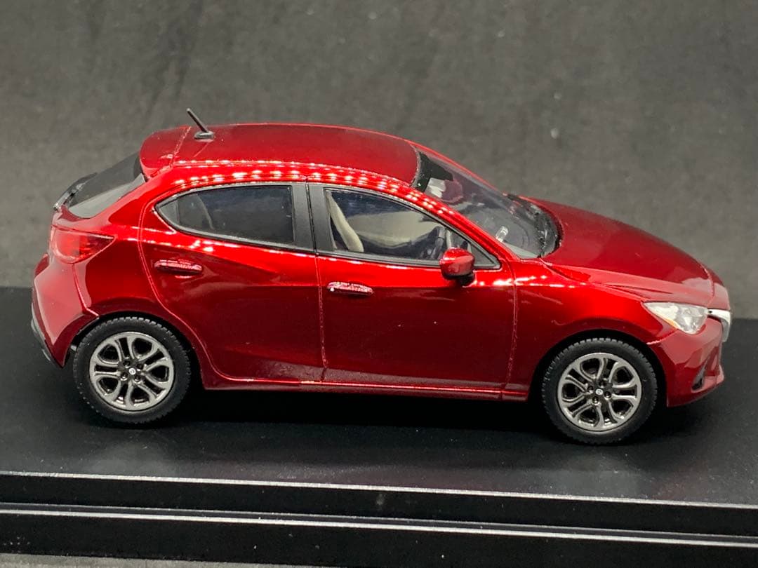 マツダ　Mazda2 1/43ミニカー ソウルレッドクリスタルメタリック