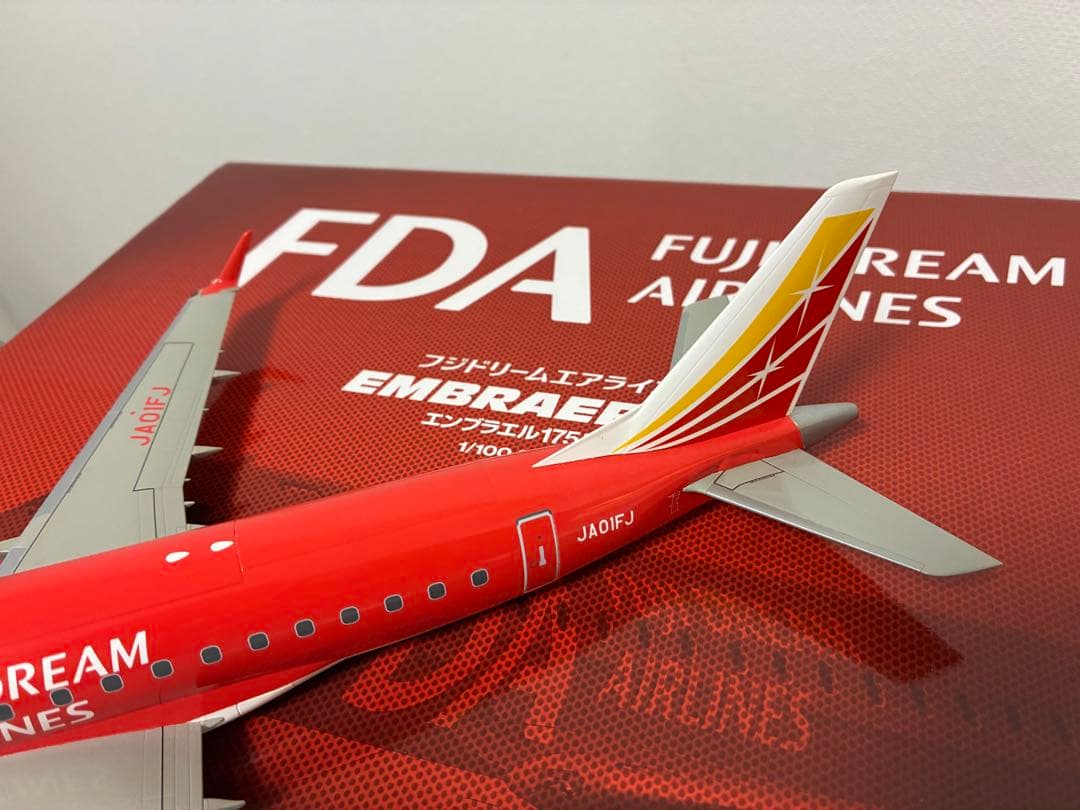 フジドリームエアラインズ 赤 EMBRAER 175 1/100スケール 完成品