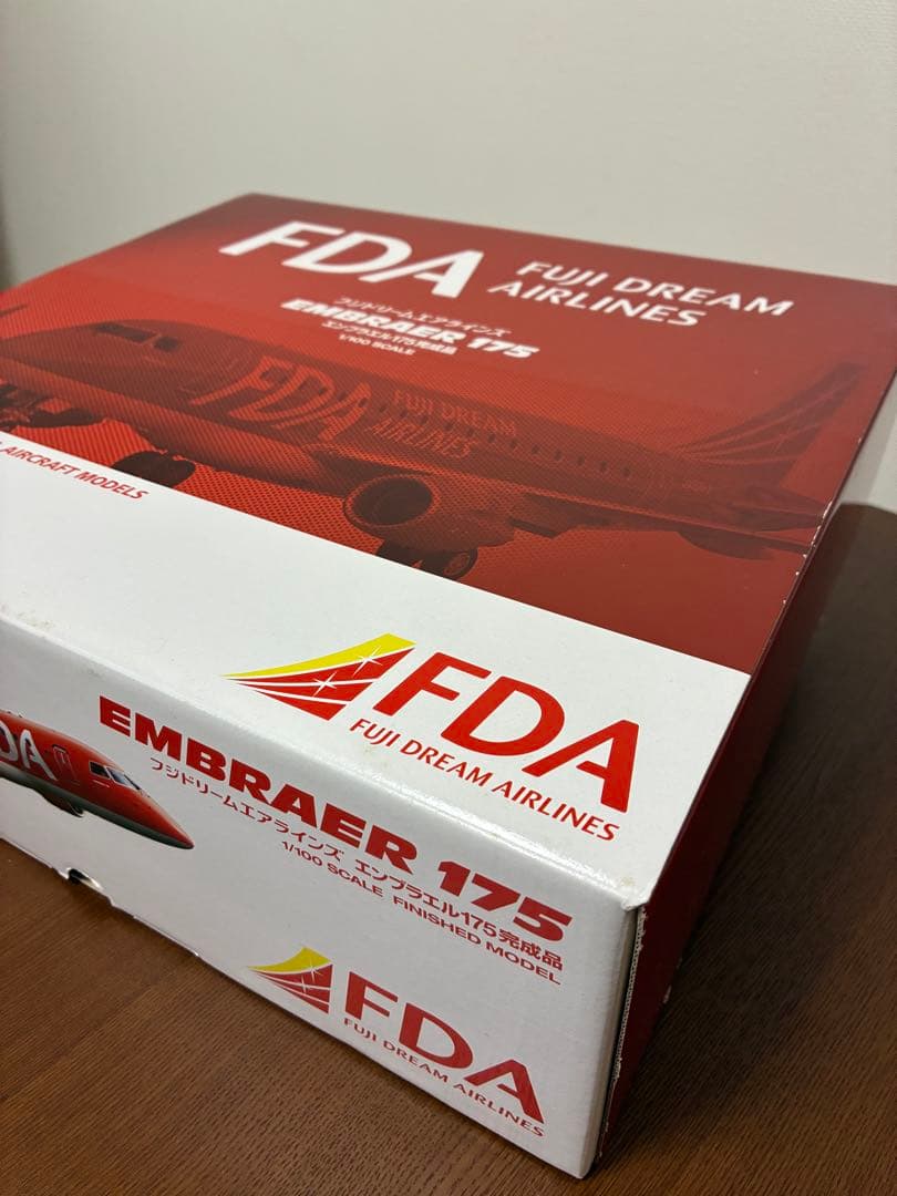 フジドリームエアラインズ 赤 EMBRAER 175 1/100スケール 完成品