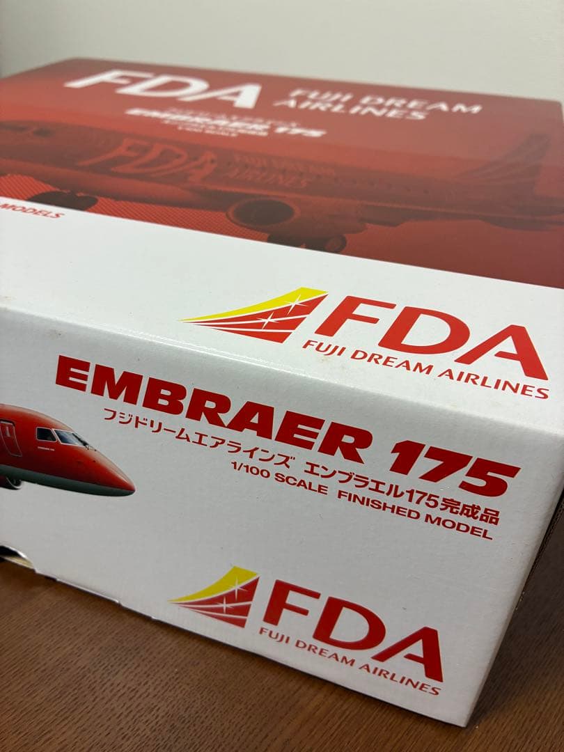 フジドリームエアラインズ 赤 EMBRAER 175 1/100スケール 完成品