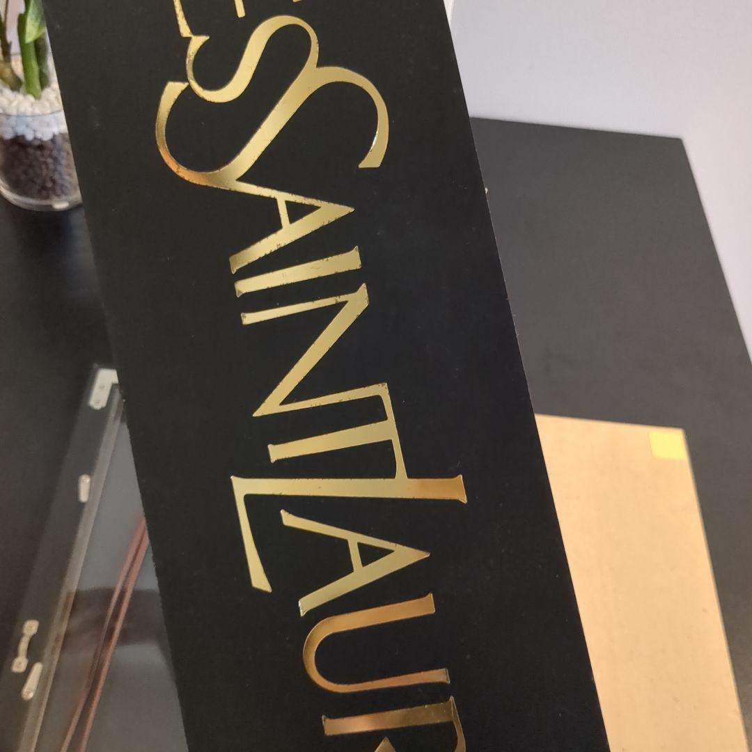 イヴ・サンローラン YSL ロゴ看板