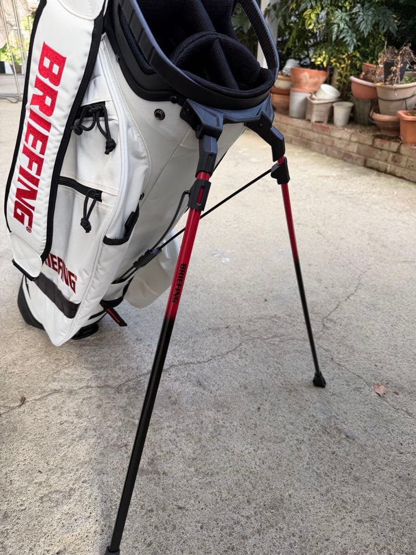 超美品　ブリーフィング　キャディバッグ　白　スタンド　ネームプレート付き