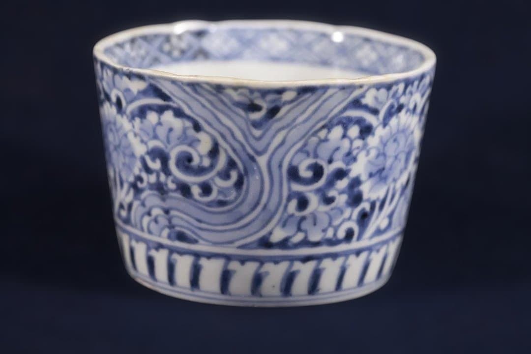 511　古伊万里大振染付大河蛇行菊花唐草図蕎麦猪口　無傷美品　江戸中期