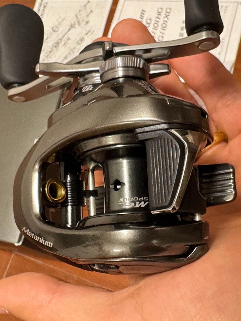 SHIMANO nium 100HG 右ハンドル (2023年モデル)
