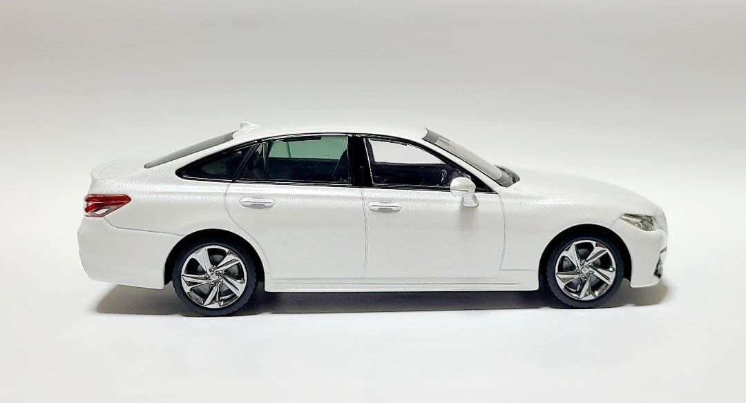 トヨタ 220系クラウン RSアドバンス カラーサンプル