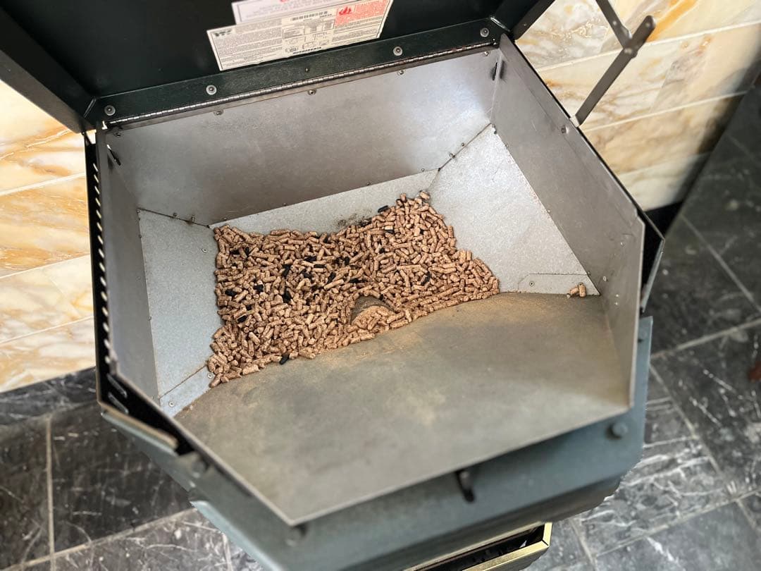 Whitfield ペレットストーブ + Hot Shots ペレット燃料付き！