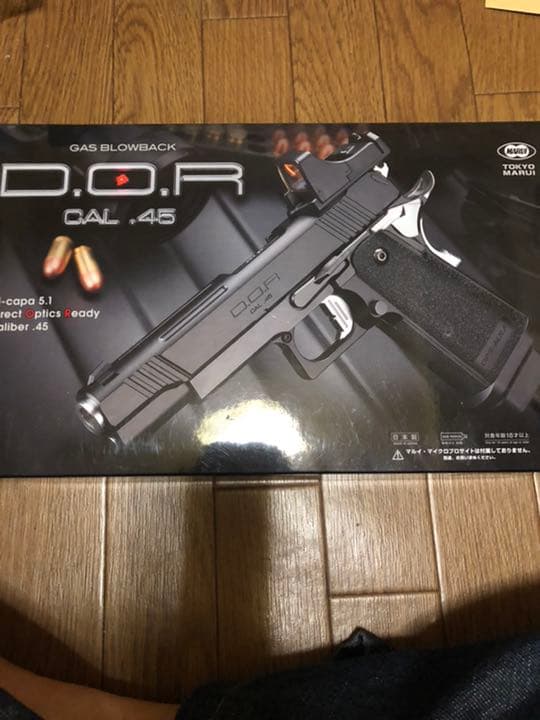 モデルガンと付属品込み