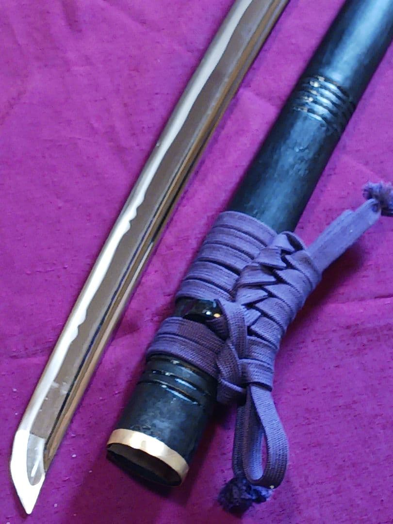 れお、模造刀真剣拵え 鞘.黒呂離れ千段、本朴木鮫牛革巻き、鉄鍔.鉄縁頭