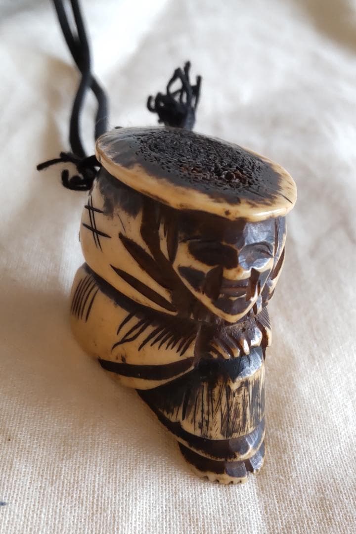 根付／netsuke／老人／翁／旅人／革袋／巾着付き