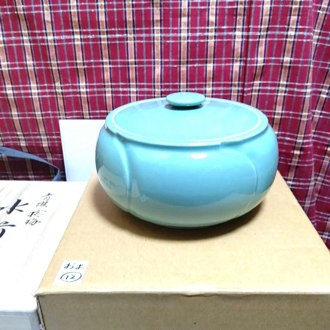 水指、青磁捻梅、加藤藤山作、塗蓋共蓋付、およ12番