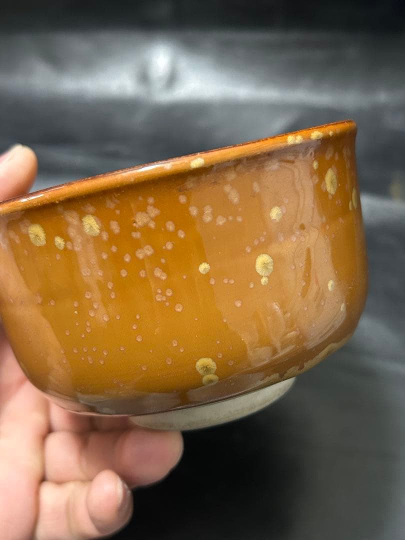 究極の美◾️蔵からコゲ茶色の釉薬に黄金の紋様が浮かび上がる美しい抹茶茶碗が出てきた