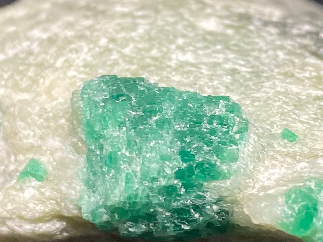 エメラルド 原石　結晶　85g 母岩付き