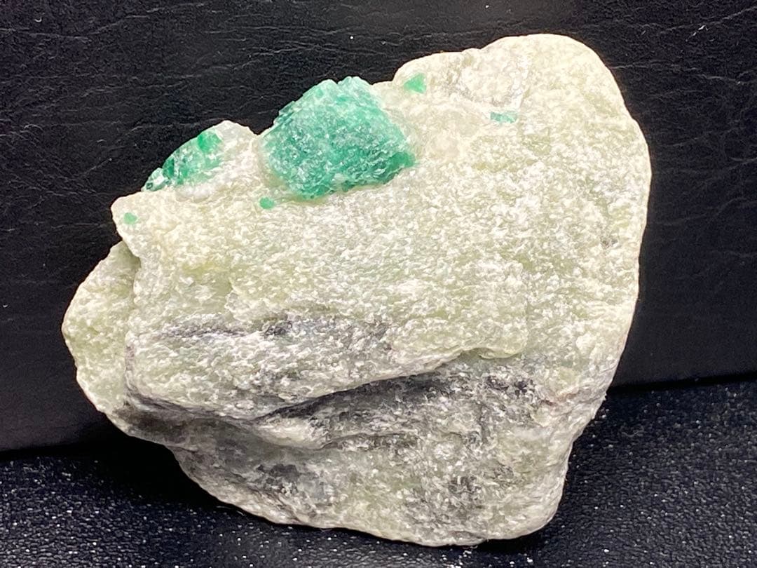 エメラルド 原石　結晶　85g 母岩付き