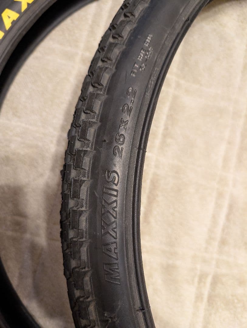 VELOCITY CLIFFHANGER＋MAXXIS HOLY ROLLER