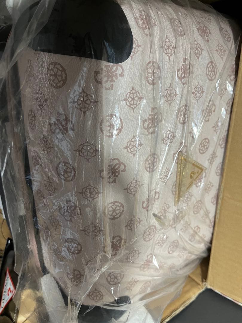 ゲス新品GUESSスーツケースTSA 26L ピンクキャリーケース