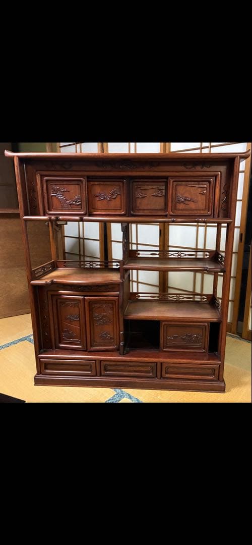 木製収納棚 自然モチーフ彫刻付き　茶棚