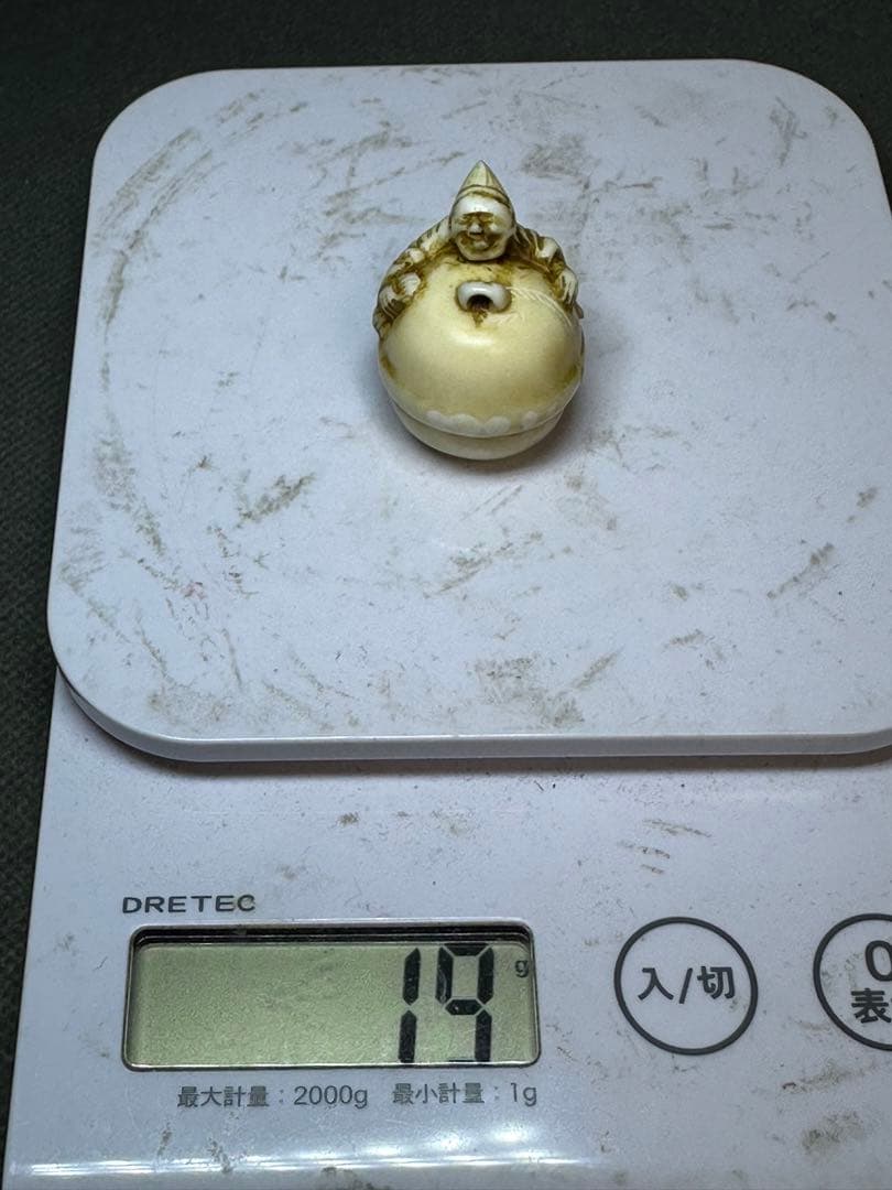 極上　根付　鈴を抱える老人　置物　彫刻 細密細工　骨董　アンティーク