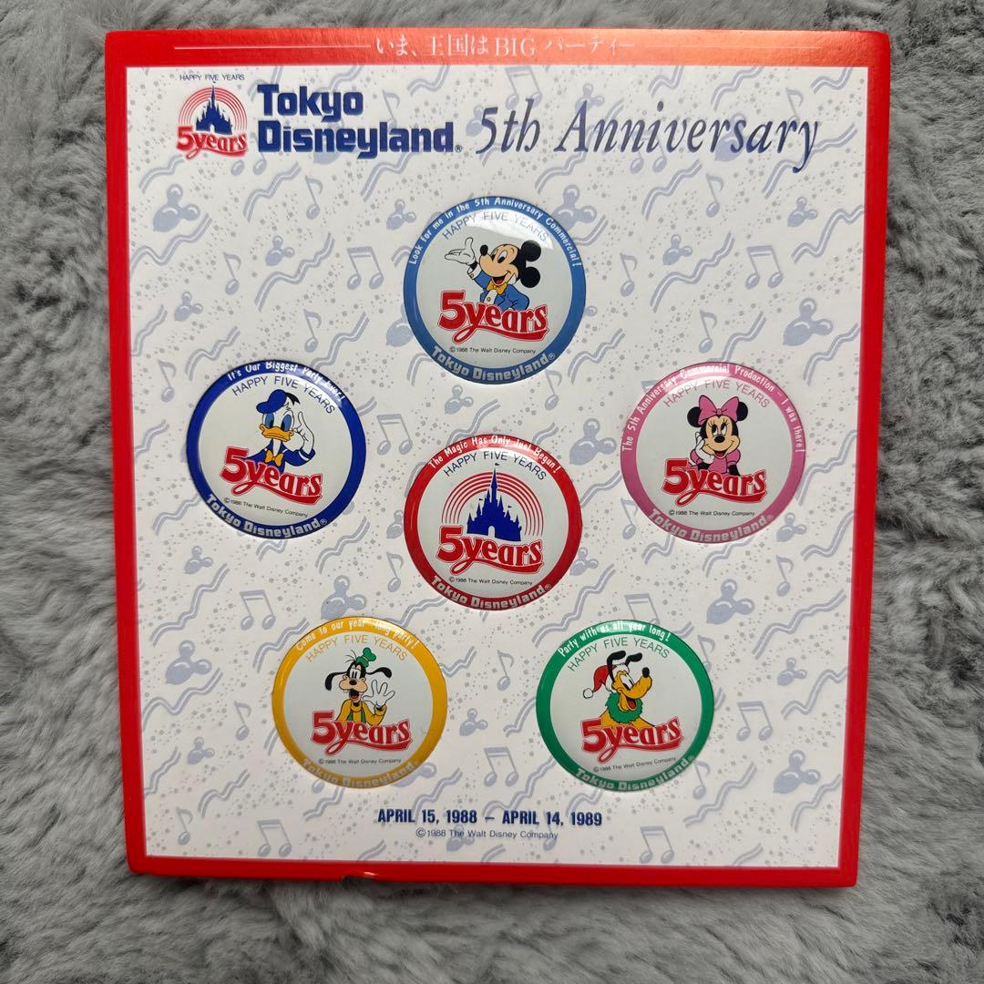 【希少】東京ディズニーランド 5周年記念バッジ　 台紙スタンド付き