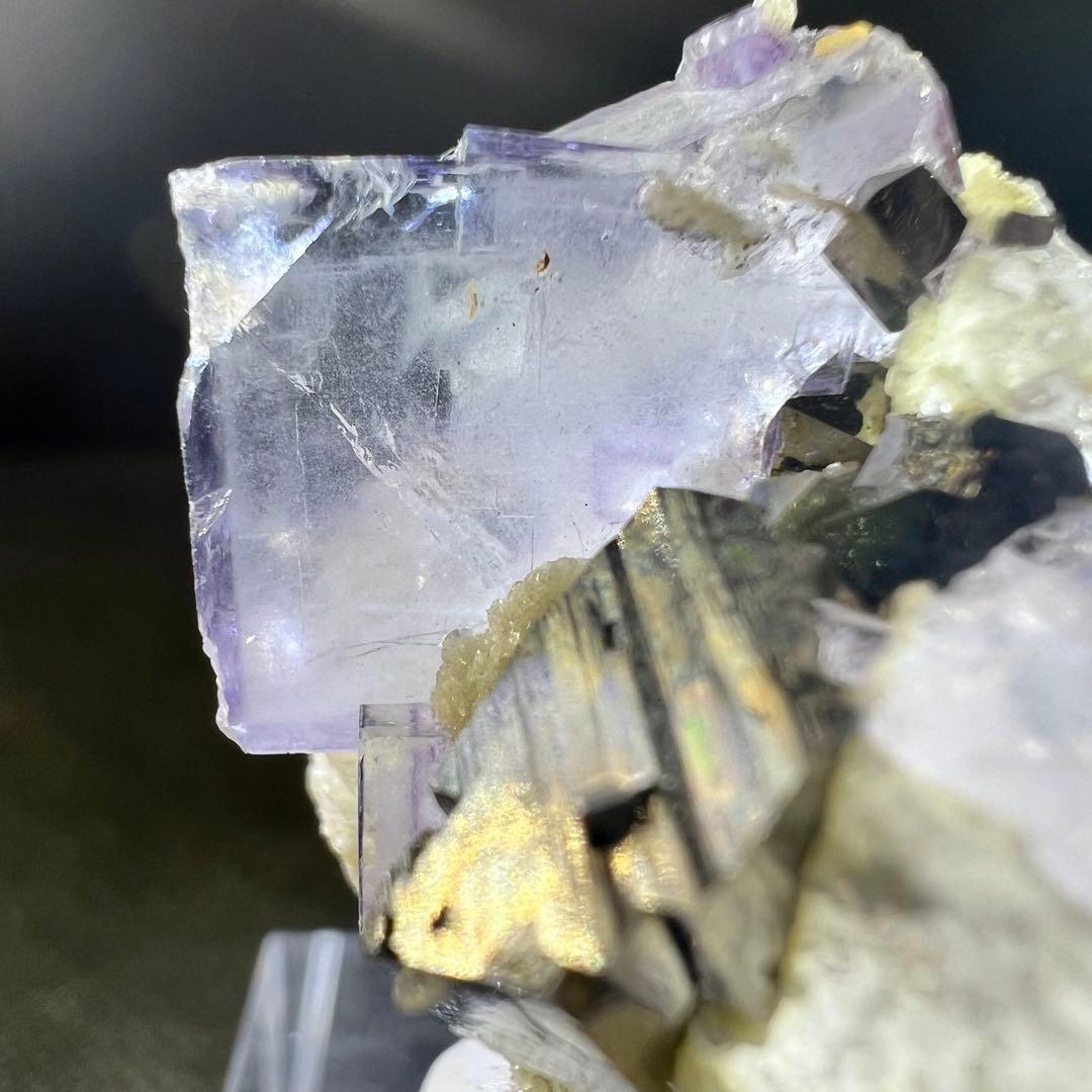 ヤオガンシャン産　パイライト共生　パープルゾーニングフローライト