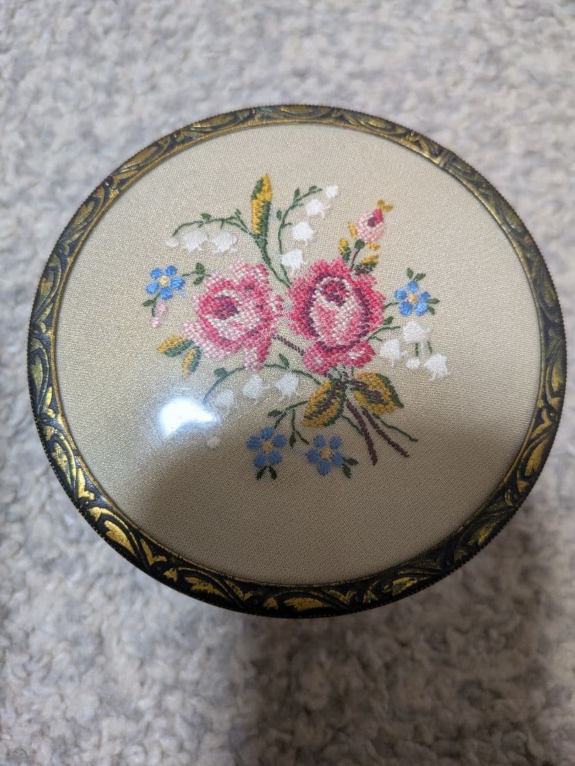 プチポワン花柄蓋付きクリスタルガラス容器