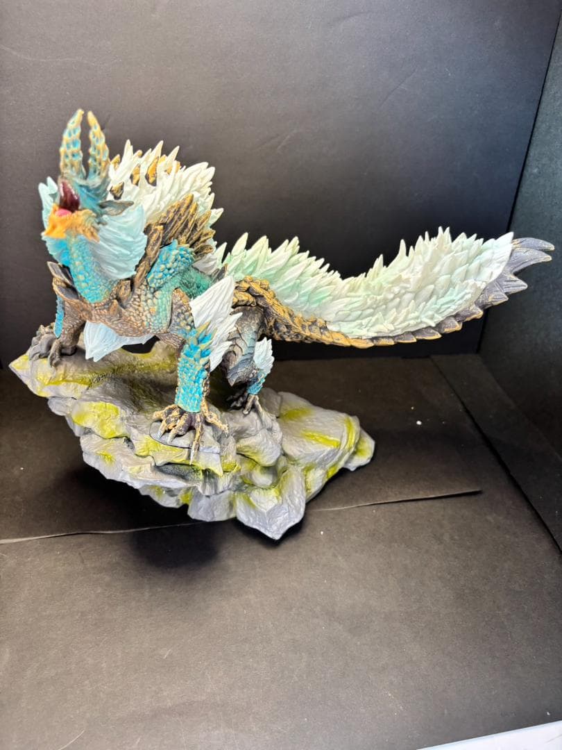 モンスターハンター　ジンオウガ　フィギュア　LED付