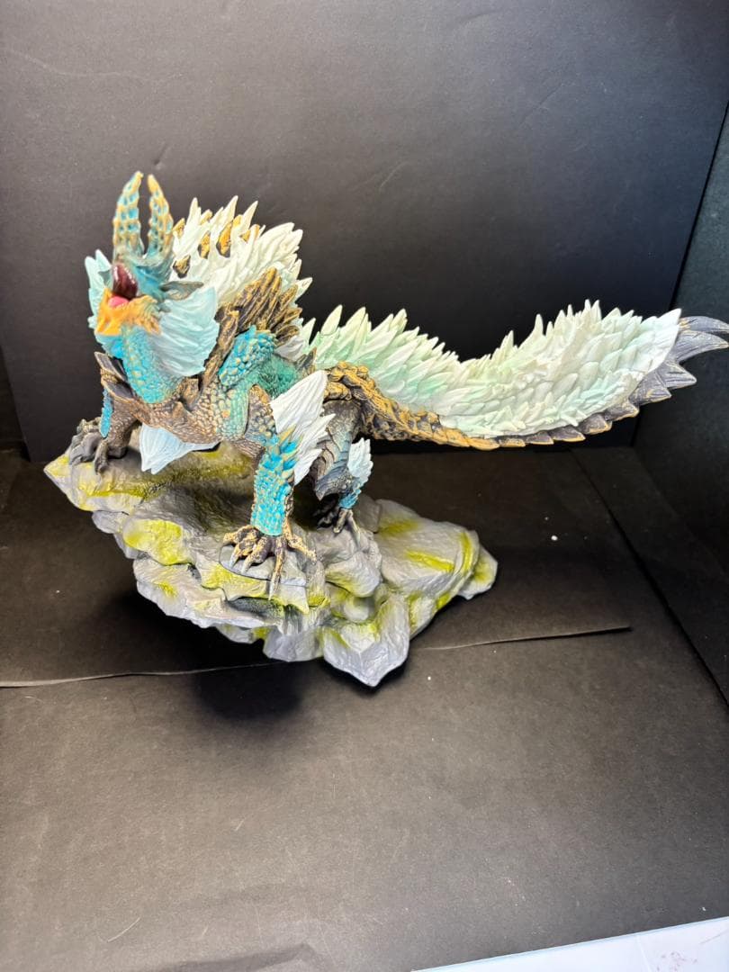 モンスターハンター　ジンオウガ　フィギュア　LED付