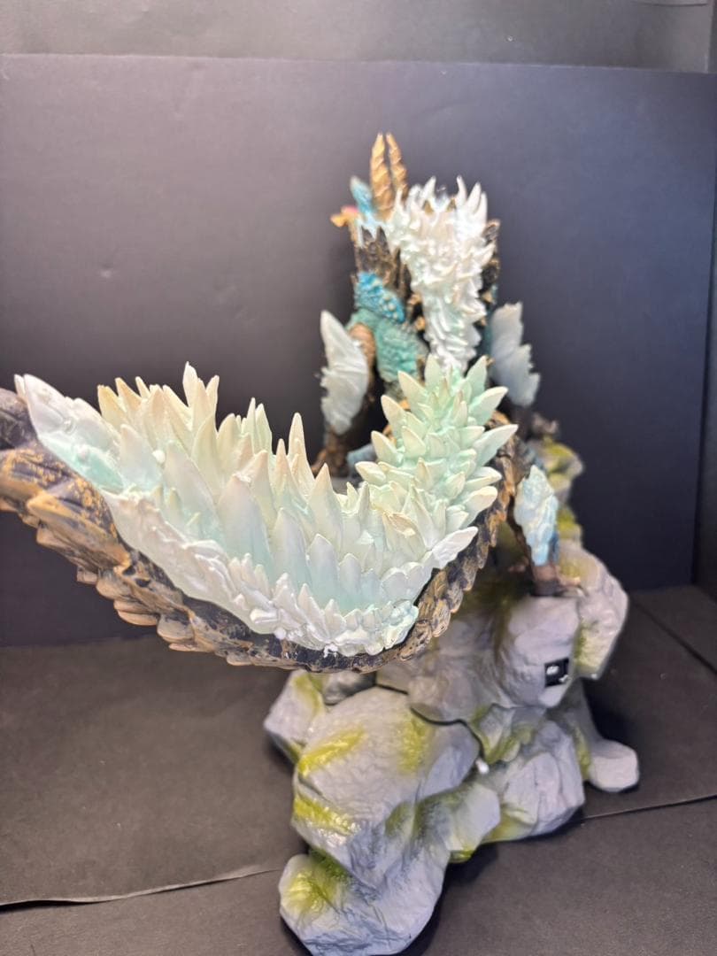 モンスターハンター　ジンオウガ　フィギュア　LED付