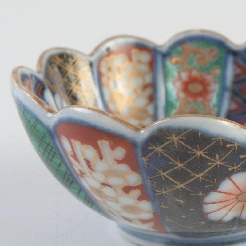 伊万里焼　奇玉宝鼎之珍　色絵金彩　花草文　輪花盃　時代箱付　V　9550