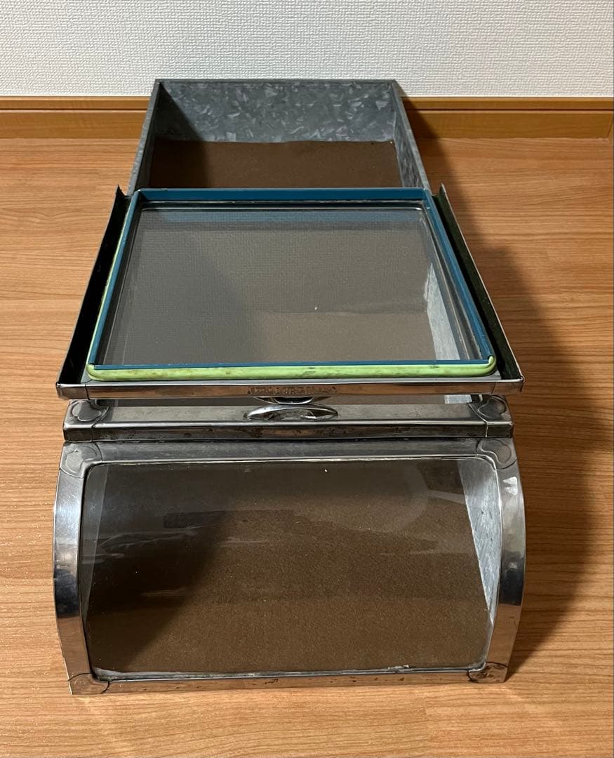 【2月限定価格】昭和レトロ　ブリキ製ショーケース（2枚扉、取り外し可能）