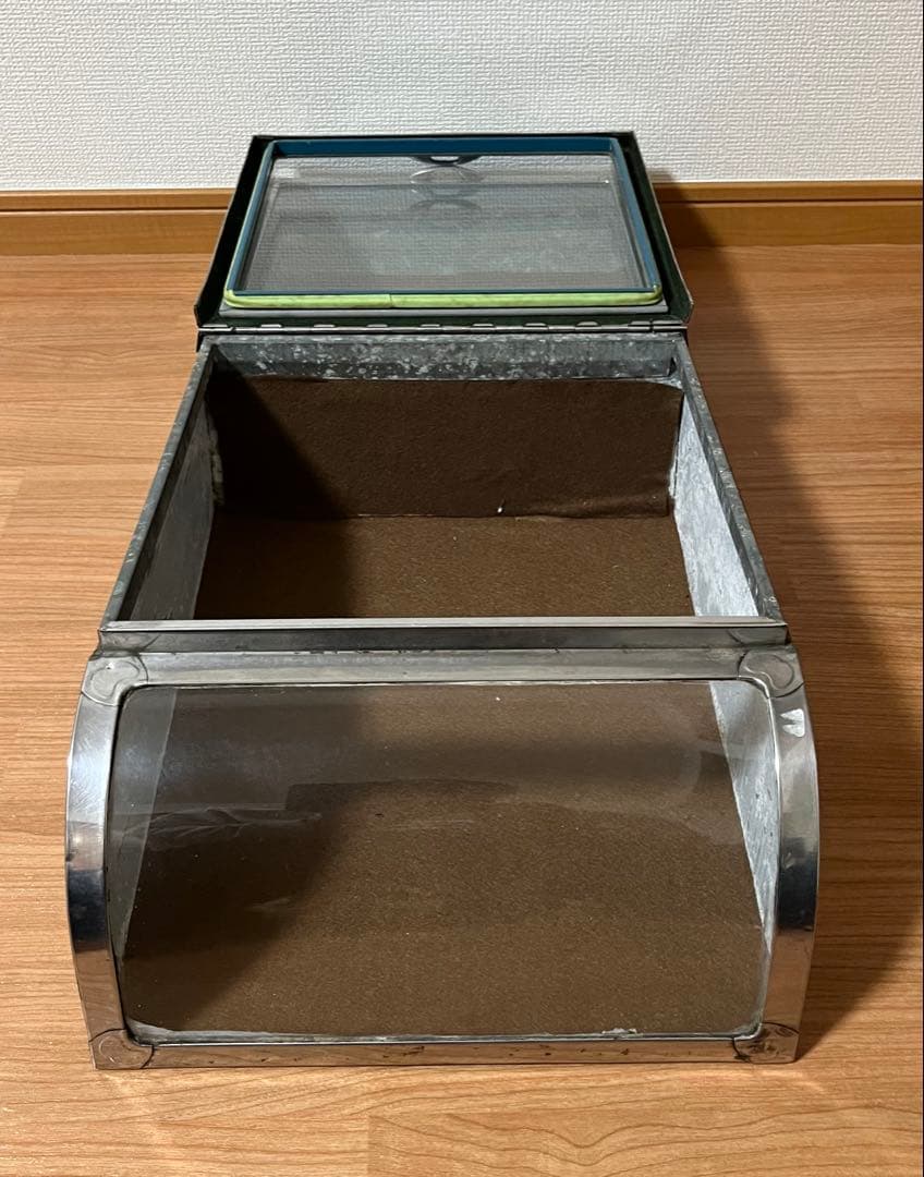 【2月限定価格】昭和レトロ　ブリキ製ショーケース（2枚扉、取り外し可能）