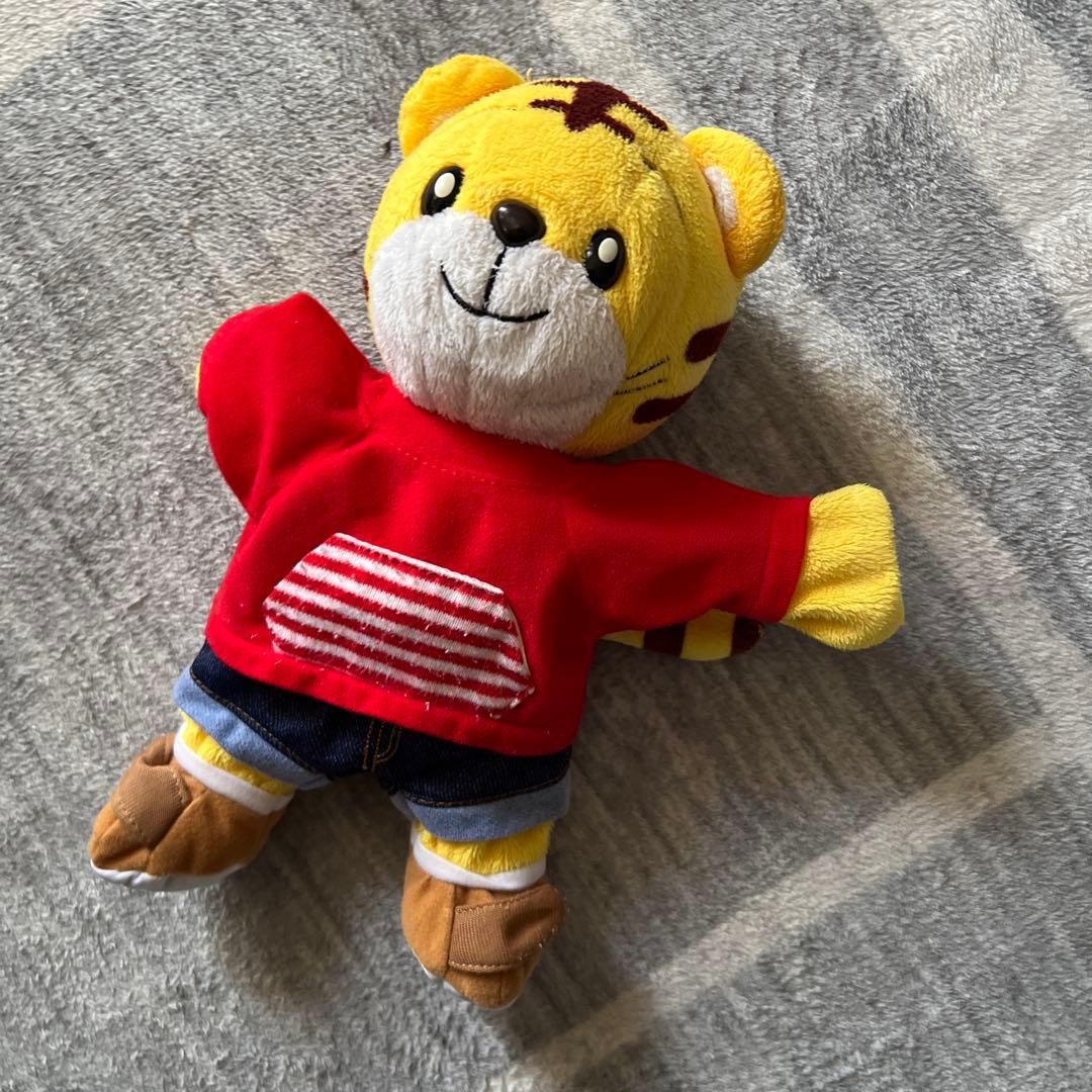 赤いセーターのクマのぬいぐるみ