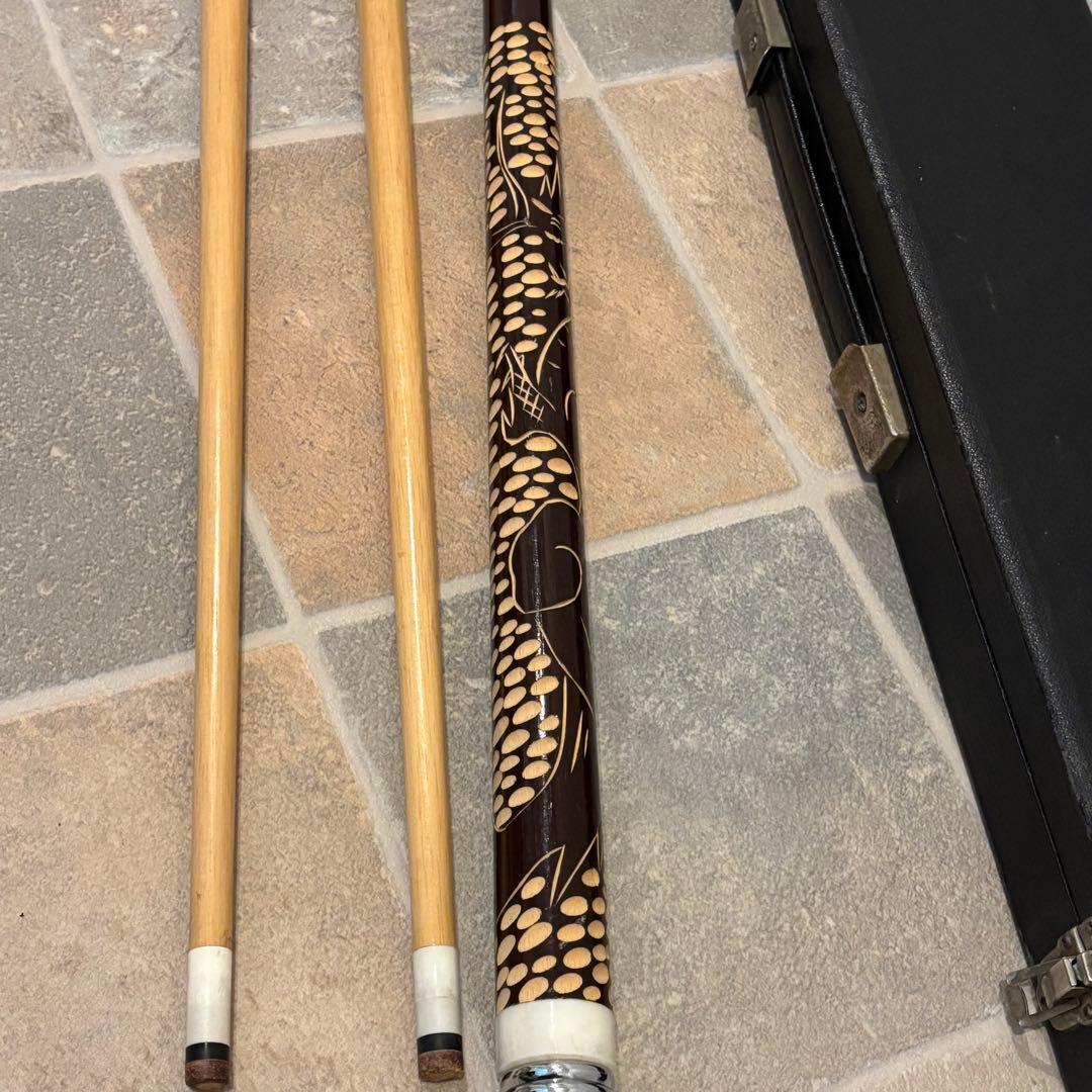 メーカー不明 ビリヤード キュー　3分割　木彫り　シャフト2本付き