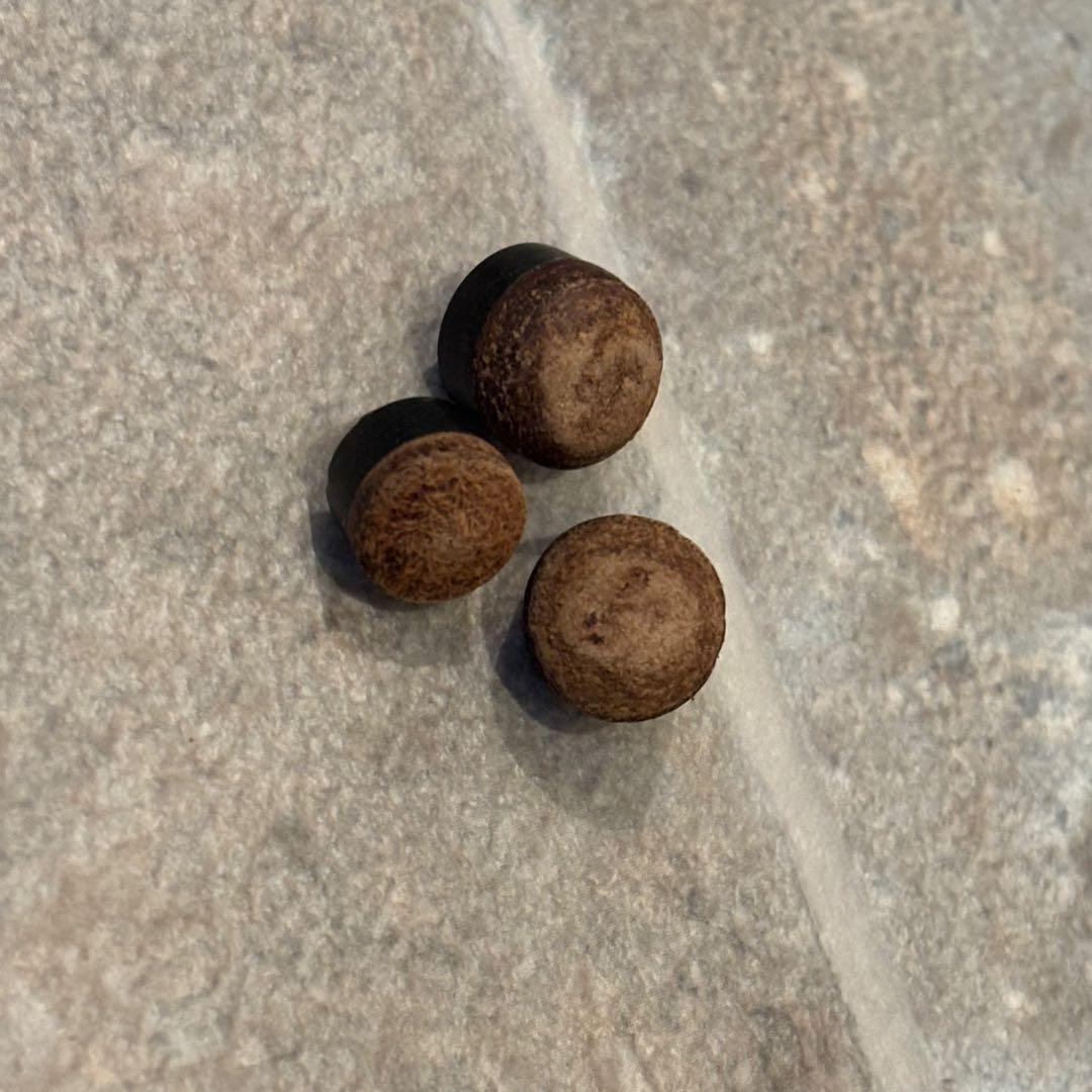 メーカー不明 ビリヤード キュー　3分割　木彫り　シャフト2本付き