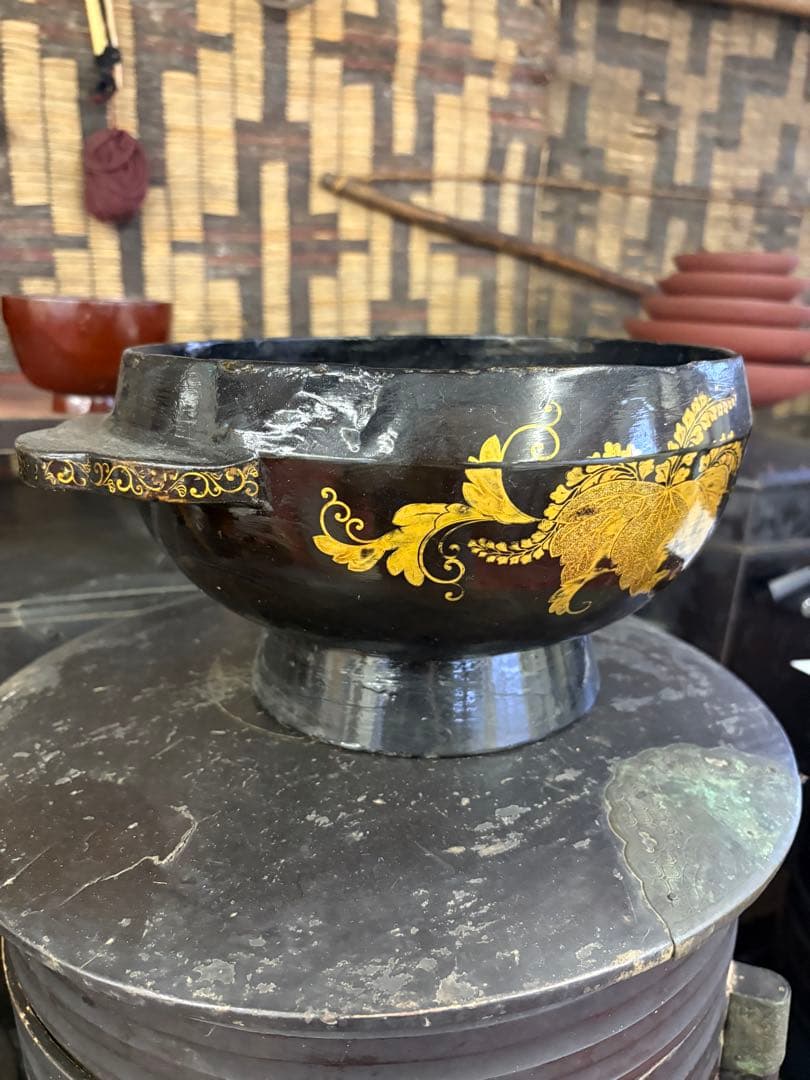 アイヌ　耳盥　キサラリパッチ　漆器　儀礼用具　イヨマンテ　蒔絵入り