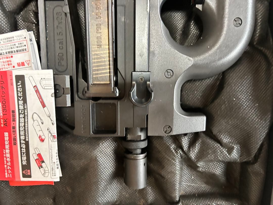 P-90 電動ガン 本体中古、新品バッテリー付き。