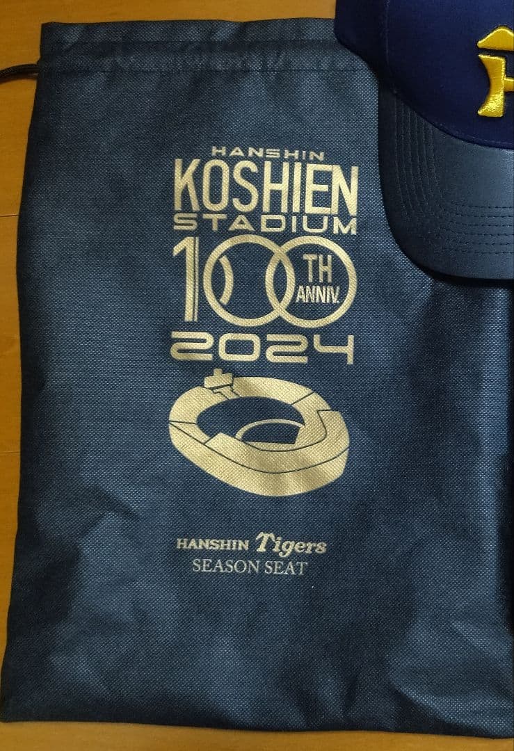 阪神タイガース 100周年記念キャップとピンバッジ