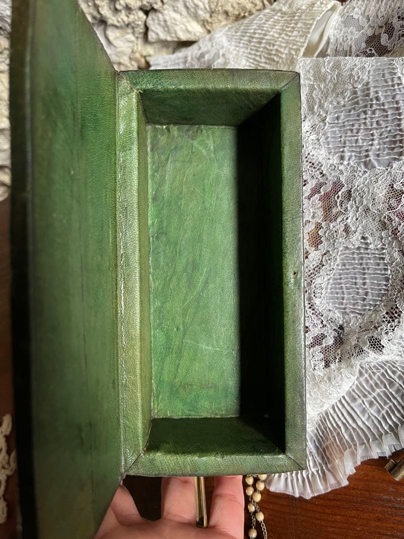 ◆フランスアンティーク｜木箱ハンドメイド型押し革レザー小箱、緑モスグリーン茶