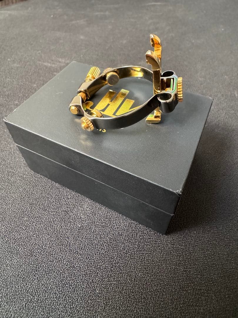 JLV アルトサックスリガチャー プラチナ仕上げ