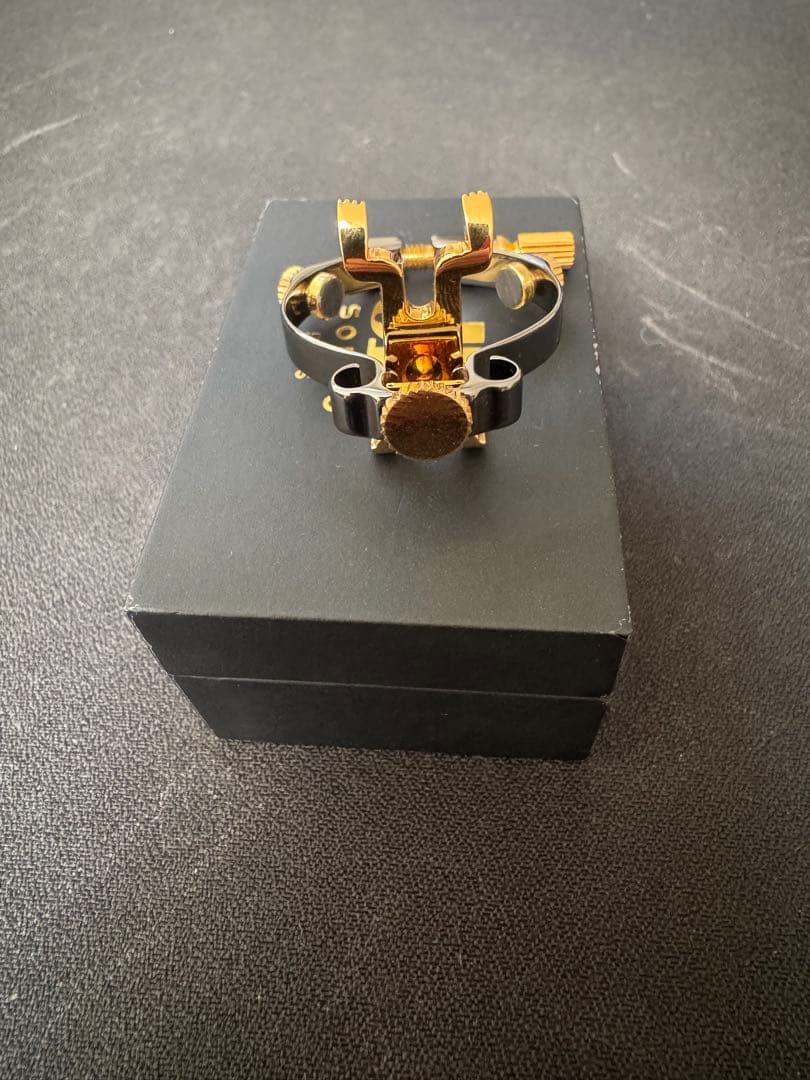 JLV アルトサックスリガチャー プラチナ仕上げ