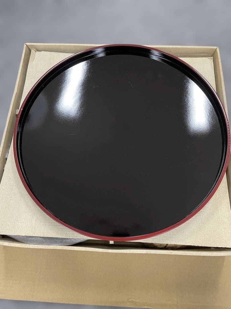 黒い円形プレートと白いプレートセット