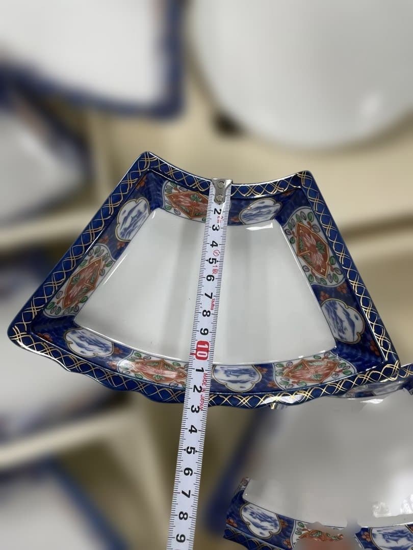 黒い円形プレートと白いプレートセット