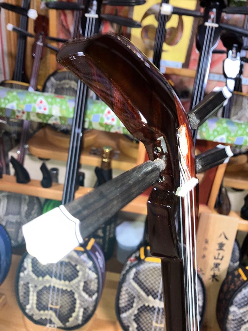 沖縄三線ワンランク上(上質黒檀)真壁型本皮一枚張りスンチ塗り期間限定出品