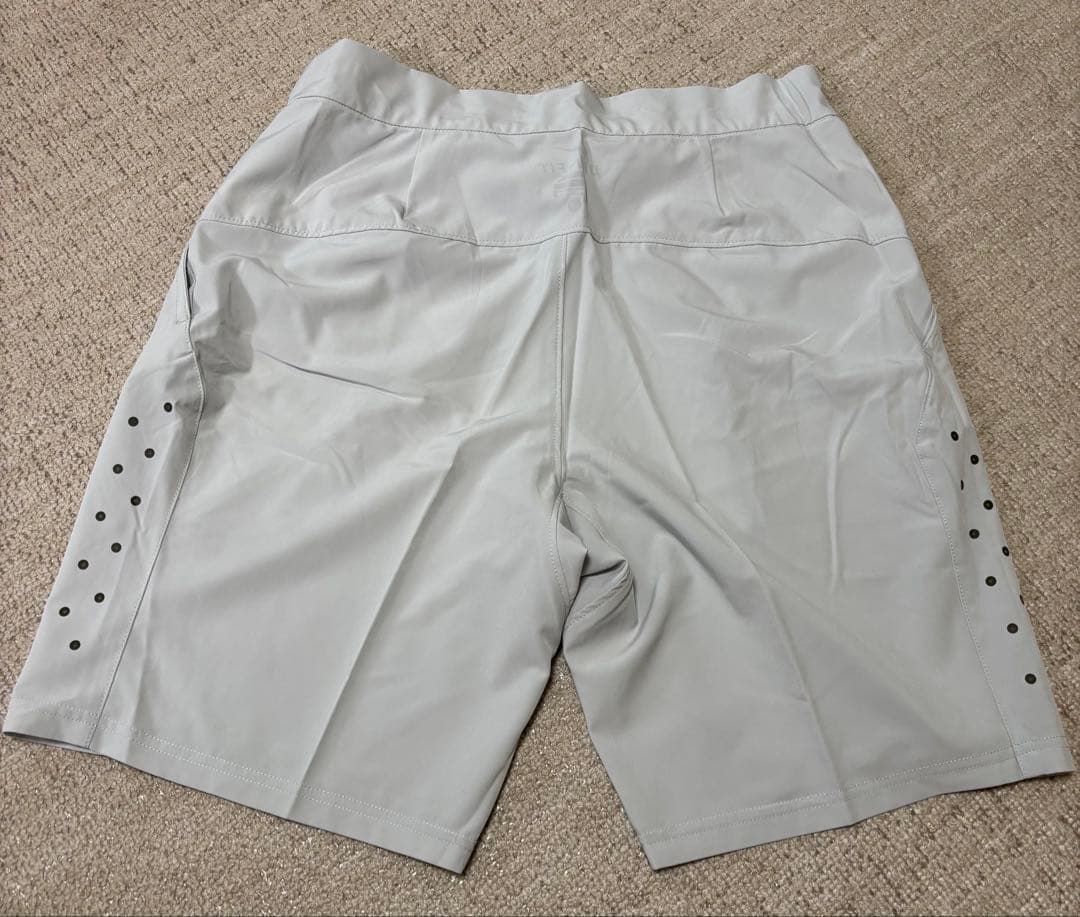 ラファエル・ナダル ナイキ 緑色Vネックシャツと灰色ショーツ上下セット