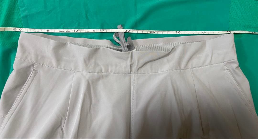 ラファエル・ナダル ナイキ 緑色Vネックシャツと灰色ショーツ上下セット