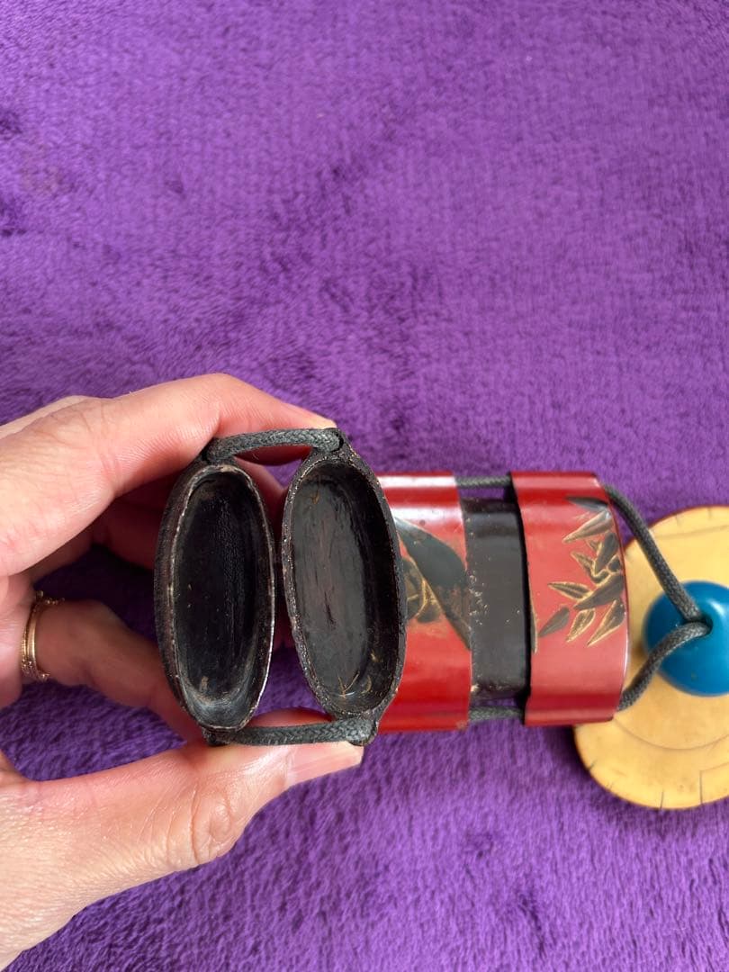 赤い漆器印籠 根付 薬入れ 小物入れ 時代物