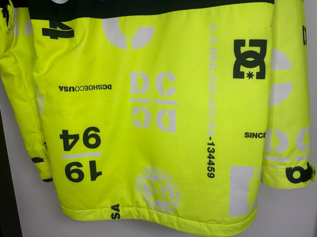 Dc蛍光色のスノーボード・スキーウエア上下セット・サイズ135～140cm