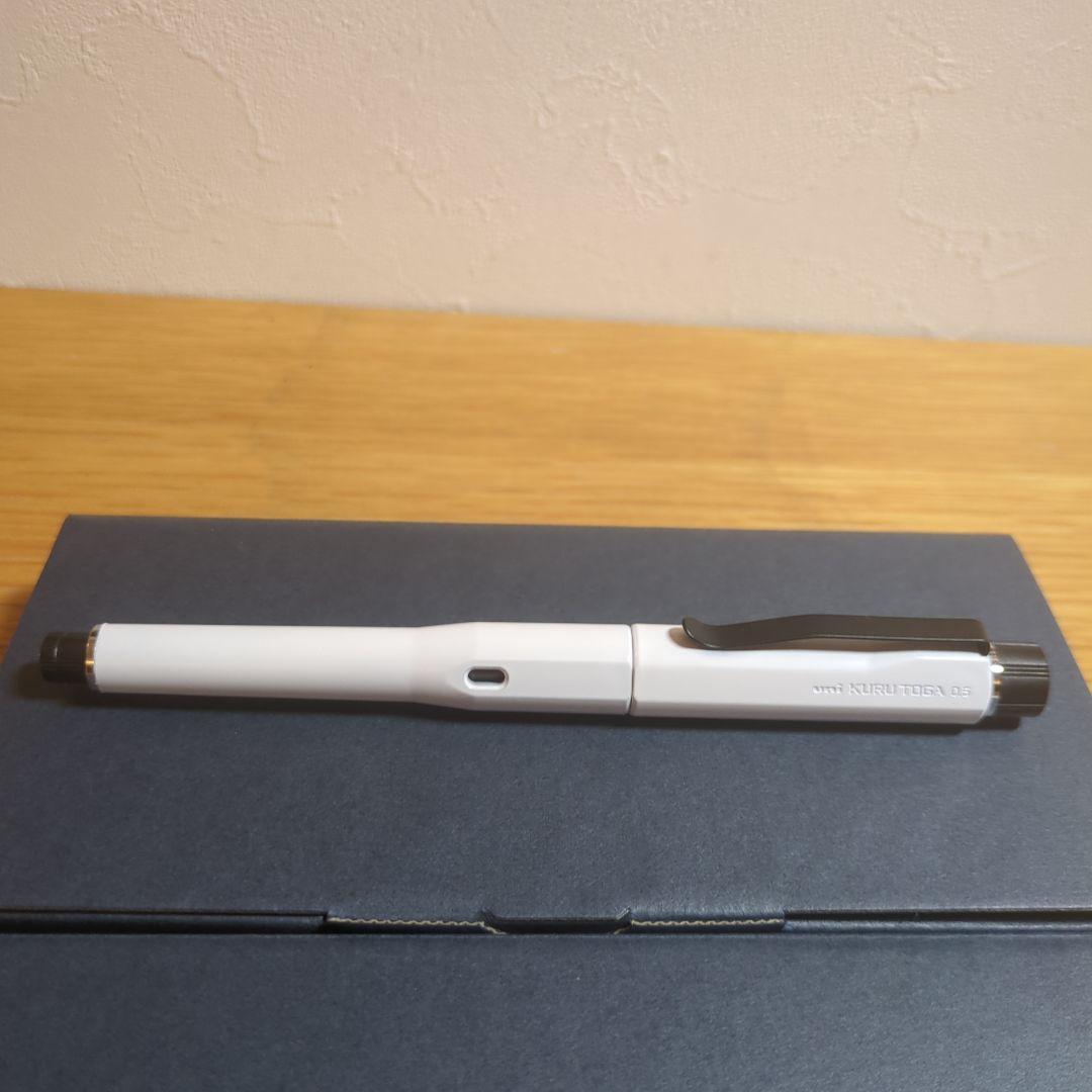 クルトガダイブ　マットブラックかホワイト