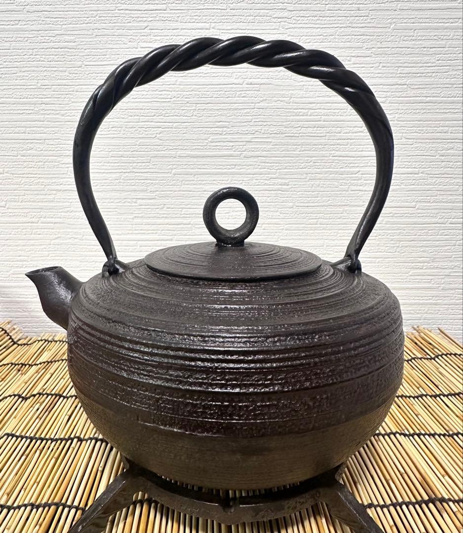 ＵＳＥＤ、美品　岩手県奥州 佐秋鋳造所 佐藤守巨造 捻鉉 糸目文様　南部鉄瓶